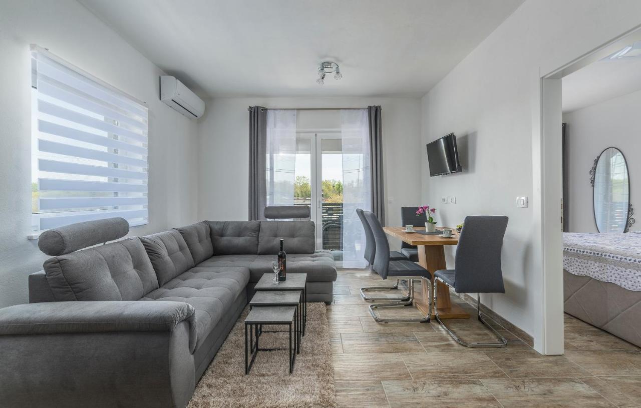 Apartmani Natalija ポレッチ 部屋 写真